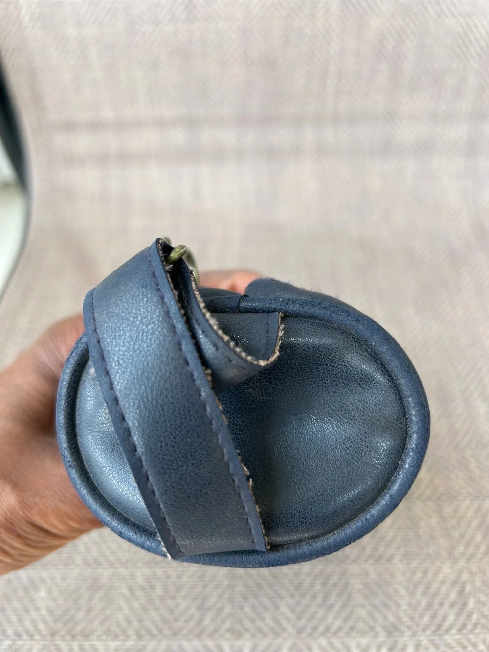 Black vintage golf themed PU leather mini golf ball cigar pouch bag.